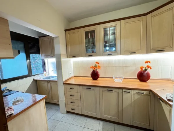 Tirane, shitet apartament 2+1 Kati 1, 75 m² 175.000 € (Perballe Square 21)