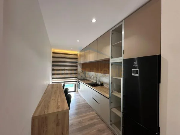 Tirane, shitet apartament 2+1+Ballkon Kati 1, 136 m² 215.000 € (Prane kompleksit Grand, ne rrugen Ali Visha, Ali Dem, Tirane)