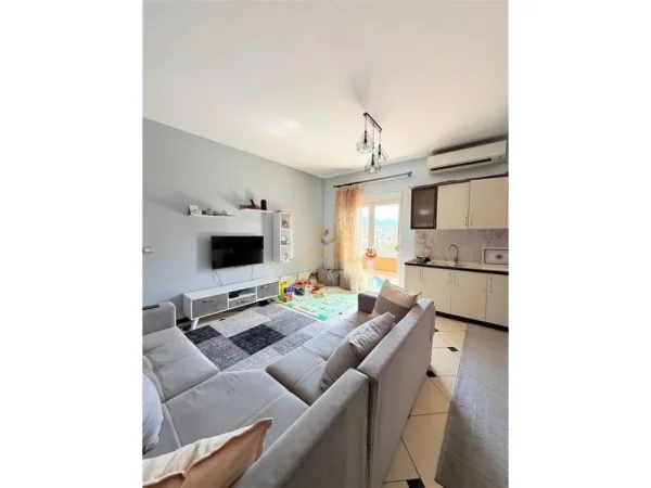 Tirane, jepet me qera shtepi 2+1+Ballkon Kati 1, 100 m² 400 € 