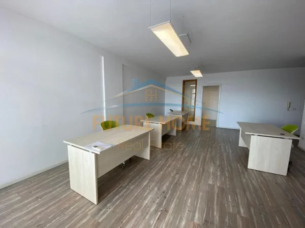 Tirane, jap me qera ambjent biznesi Kati 7, 125 m² 1.500 € 