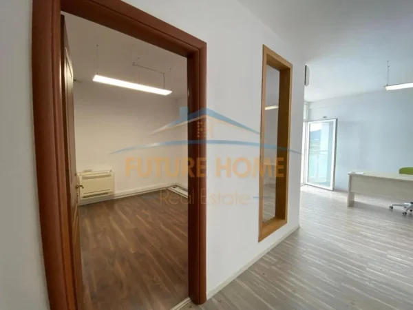 Tirane, jap me qera ambjent biznesi Kati 7, 125 m² 1.500 € 