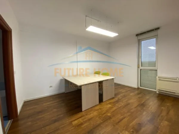 Tirane, jap me qera ambjent biznesi Kati 7, 125 m² 1.500 € 