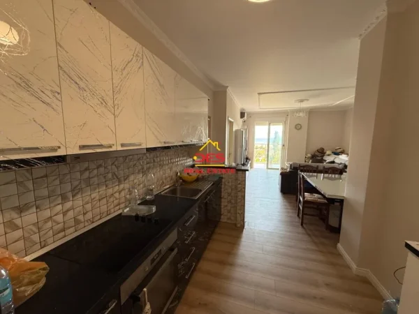 Vlore, shitet apartament 1+1+Ballkon Kati 4, 73 m² 137.000 € (Rruga Kosova)