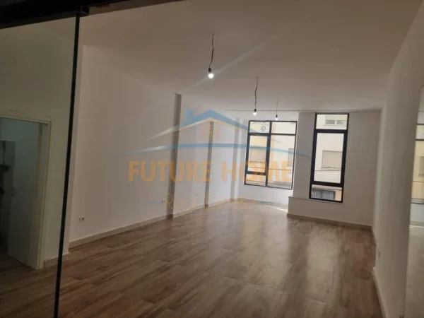 Tirane, jepet me qera ambjent biznesi Kati 1, 72 m² 1300 € (Rruga Mine Peza, Tiranë.)