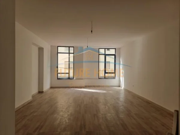 Tirane, jepet me qera zyre Kati 1, 82 m² 1.300 € 