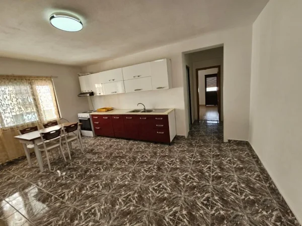 Tirane, jepet me qera apartament 2+1+Ballkon Kati 4, 90 m² 550 € (Sheshi Willson)