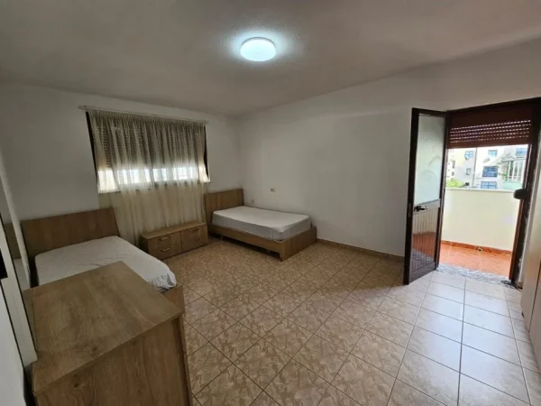 Tirane, jepet me qera apartament 2+1+Ballkon Kati 4, 90 m² 550 € (Sheshi Willson)