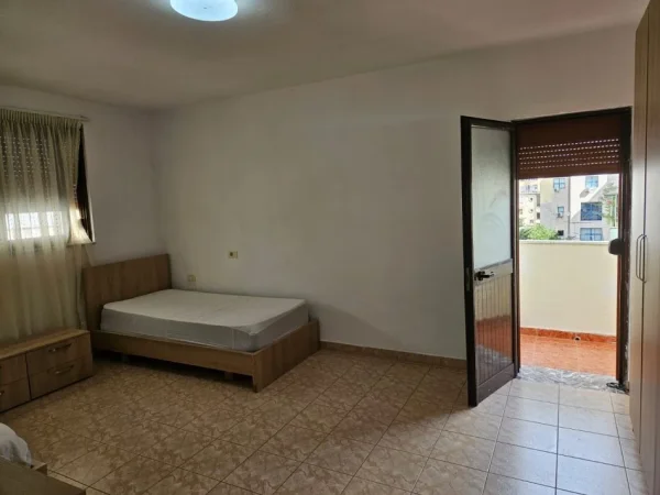 Tirane, jepet me qera apartament 2+1+Ballkon Kati 4, 90 m² 550 € (Sheshi Willson)