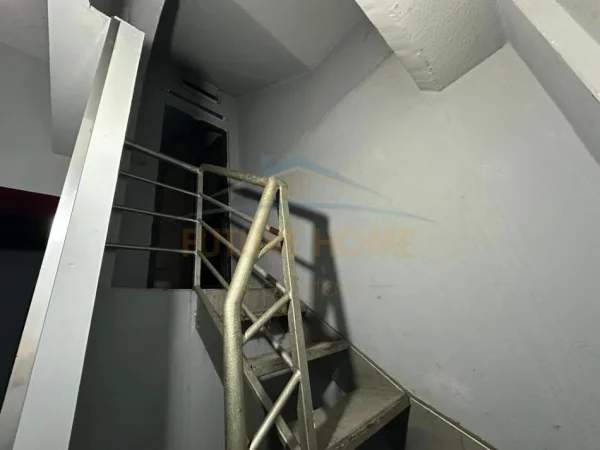 Tirane, jepet me qera magazine Kati -1, 112 m² 700 € (Rr.Dervish Hekali, prane shkolles se Kuqe,Tirane)