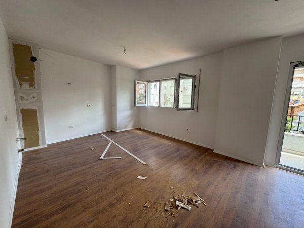 Tirane, jepet me qera zyre Kati 1, 60 m² 600 € (pazari i ri)