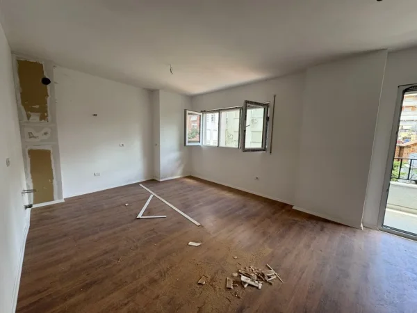 Tirane, jepet me qera zyre Kati 1, 60 m² 600 € (pazari i ri)