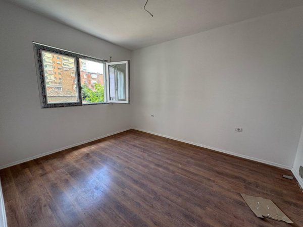 Tirane, jepet me qera zyre Kati 1, 60 m² 600 € (pazari i ri)