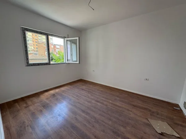 Tirane, jepet me qera zyre Kati 1, 60 m² 600 € (pazari i ri)