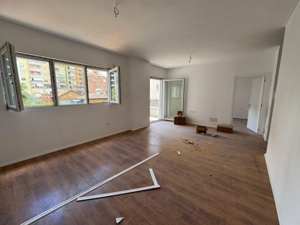 Tirane, jepet me qera zyre Kati 1, 60 m² 600 € (pazari i ri)