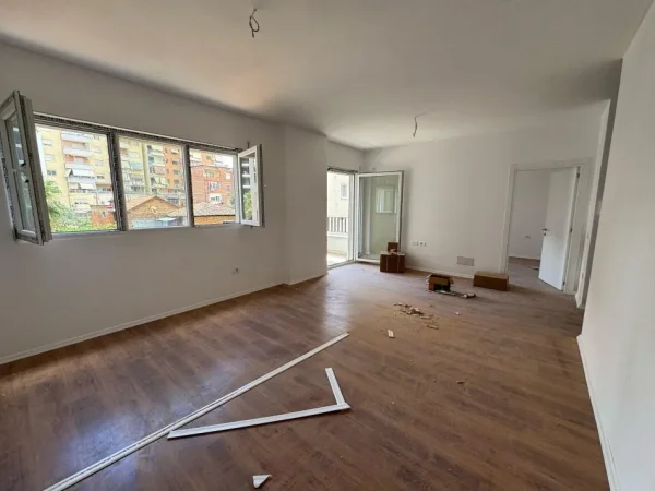 Tirane, jepet me qera zyre Kati 1, 60 m² 600 € (pazari i ri)