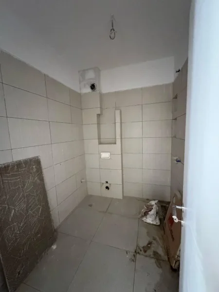 Tirane, jepet me qera zyre Kati 1, 60 m² 600 € (pazari i ri)