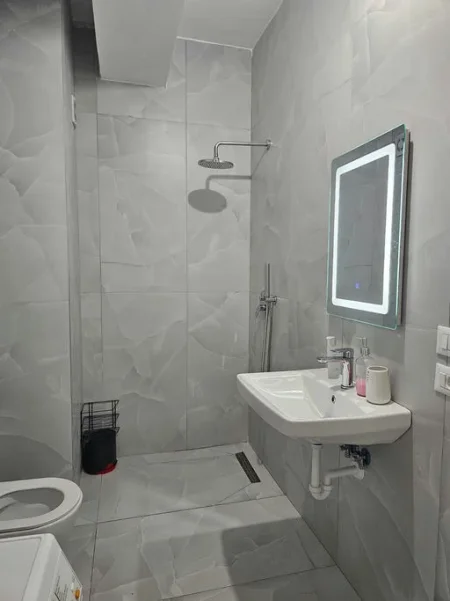 Tirane, jepet me qera apartament 1+1+Ballkon , 60 m² 400 € (Rruga"Ali Demi")