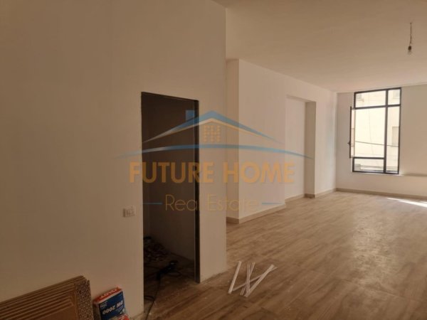 Tirane, jepet me qera zyre Kati 1, 82 m² 1.300 € (Rruga Mine Peza)