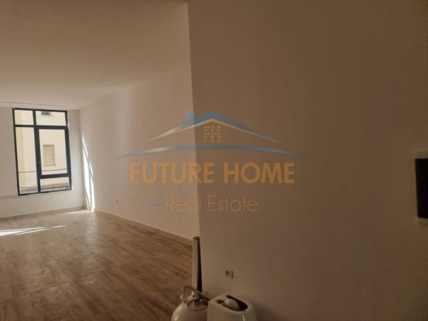 Tirane, jepet me qera zyre Kati 1, 82 m² 1.300 € (Rruga Mine Peza)