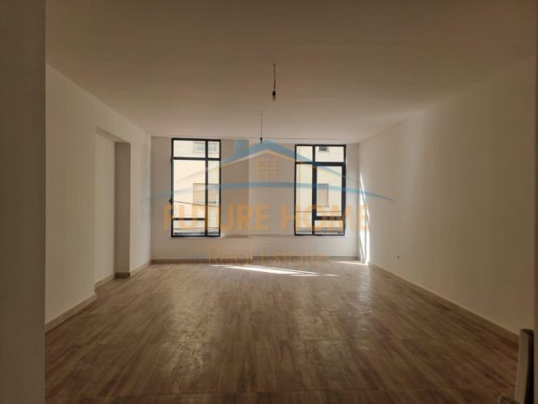 Tirane, jepet me qera zyre Kati 1, 82 m² 1.300 € (Rruga Mine Peza)