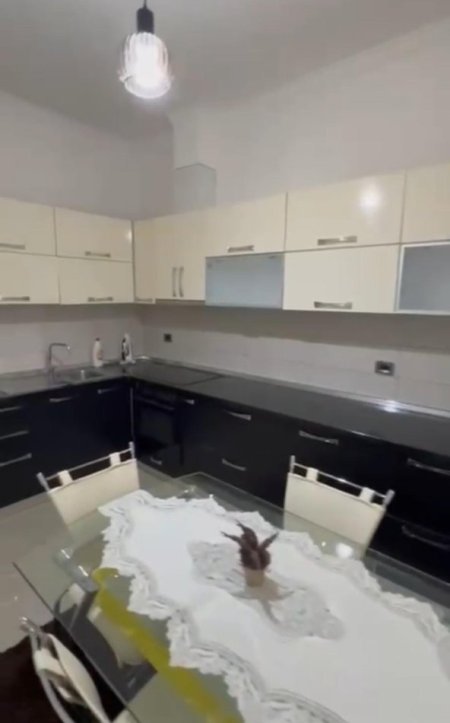 Tirane, jepet me qera apartament 2+1+Ballkon Kati 1, 110 m² 550 € (Kodra e Diellit)