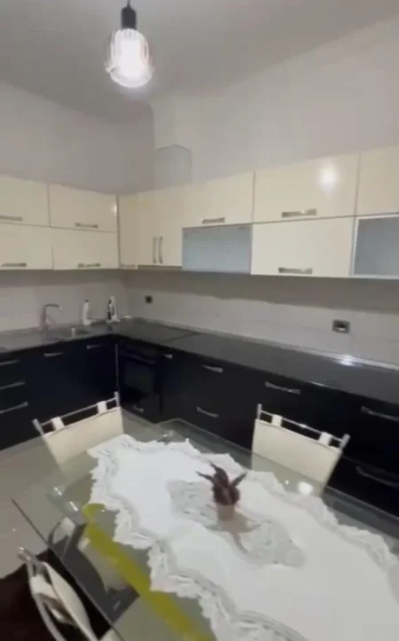 Tirane, jepet me qera apartament 2+1+Ballkon Kati 1, 110 m² 550 € (Kodra e Diellit)