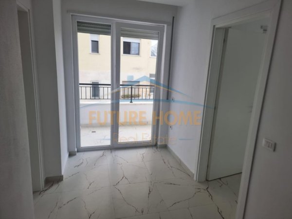 Tirane, jap me qera ambjent biznesi Kati 4, 92 m² 850 € (Rruga Mine Peza)