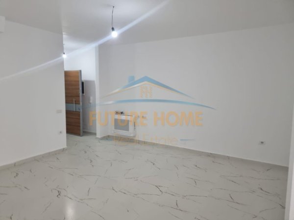 Tirane, jap me qera ambjent biznesi Kati 4, 92 m² 850 € (Rruga Mine Peza)