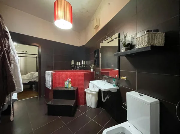 Tirane, jepet me qera apartament 2+1+Ballkon , 120 m² 1.300 € (Rruga ''Barrikadave")