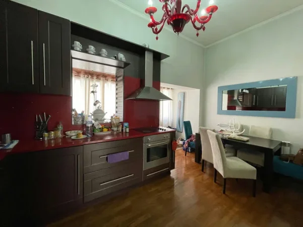 Tirane, jepet me qera apartament 2+1+Ballkon , 120 m² 1.300 € (Rruga ''Barrikadave")