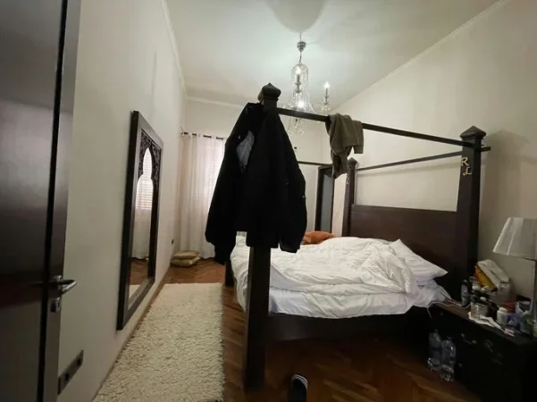 Tirane, jepet me qera apartament 2+1+Ballkon , 120 m² 1.300 € (Rruga ''Barrikadave")