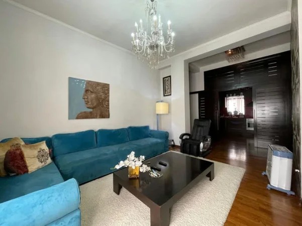 Tirane, jepet me qera apartament 2+1+Ballkon , 120 m² 1.300 € (Rruga ''Barrikadave")