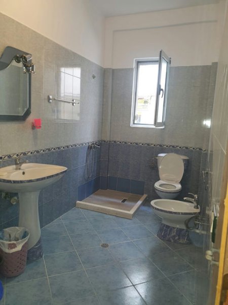Tirane, jepet me qera 3+1+Ballkon Kati 3, 670 € (Rruga&#039;&#039;JOSIF RELA)