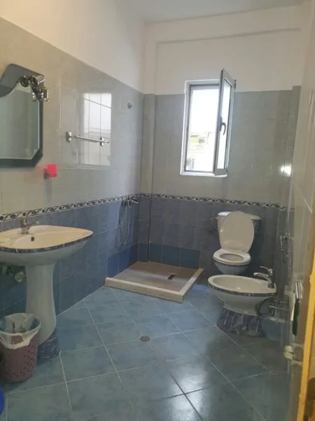 Tirane, jepet me qera 3+1+Ballkon Kati 3, 670 € (Rruga''JOSIF RELA)