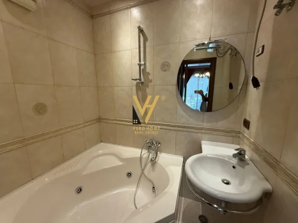 Tirane, jepet me qera apartament 2+1+Ballkon Kati 5, 125 m² 800 € (BLLOK)