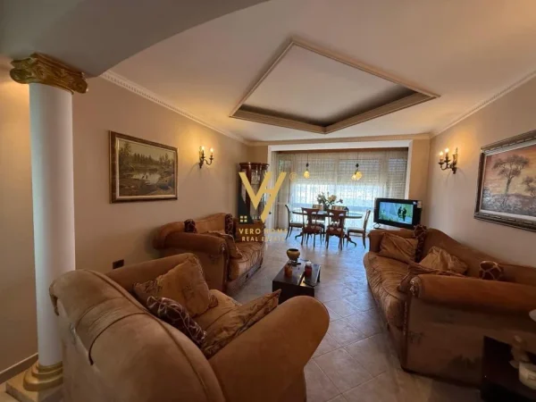 Tirane, jepet me qera apartament 2+1+Ballkon Kati 5, 125 m² 800 € (BLLOK)