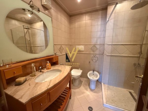 Tirane, jepet me qera apartament 2+1+Ballkon Kati 5, 125 m² 800 € (BLLOK)