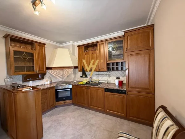 Tirane, jepet me qera apartament 2+1+Ballkon Kati 5, 125 m² 800 € (BLLOK)