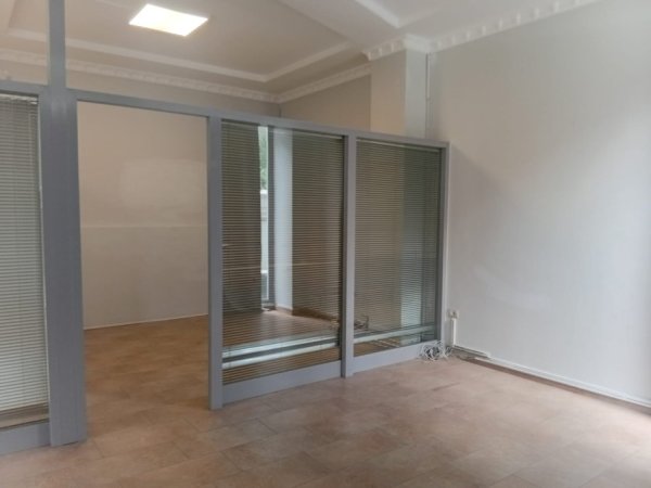 Tirane, jepet me qera ambjent biznesi Kati 0, 70 m² 900 € 