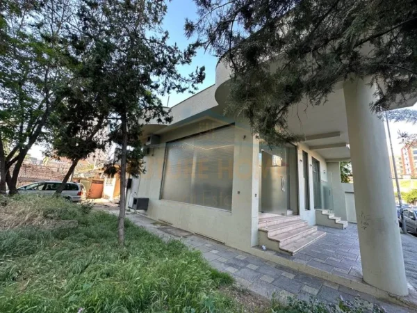 Tirane, jepet me qera ambjent biznesi Kati 0, 52 m² 500 € (Rr. Dervish Hekali, prane shkolles se Kuqe)