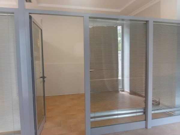Tirane, jepet me qera zyre Kati 0, 70 m² 900 € 
