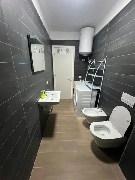 Tirane, jepet me qera apartament 1+1+Ballkon , 51 m² 500 € (Rruga ''Josif Rela")