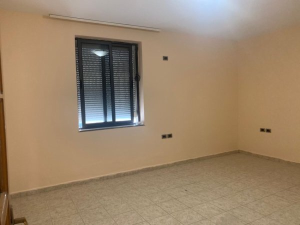 Tirane, jepet me qera zyre Kati 1, 65 m² 400 € (21 Dhjetori ,Shkolla Sabaudin Gabrani)