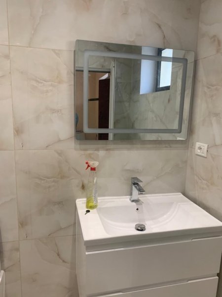 Tirane, jepet me qera zyre Kati 1, 65 m² 400 € (21 Dhjetori ,Shkolla Sabaudin Gabrani)