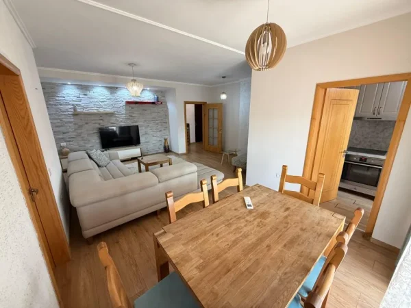 Tirane, jepet me qera apartament 2+1 Kati 7, 110 m² 600 € (Bulevardi bajram curri)