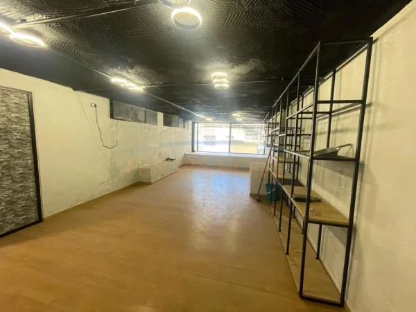 Tirane, jepet me qera zyre Kati 0, 68 m² 800 € (Pranë Tregut Çam, rr. Shyqyri Berxulli Tiranë.)