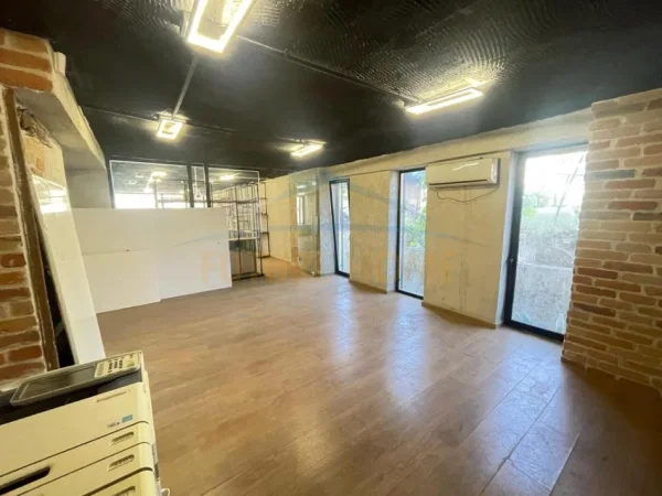 Tirane, jepet me qera zyre Kati 0, 68 m² 800 € (Pranë Tregut Çam, rr. Shyqyri Berxulli Tiranë.)