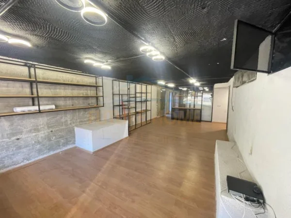Tirane, jepet me qera zyre Kati 0, 68 m² 800 € (Pranë Tregut Çam, rr. Shyqyri Berxulli Tiranë.)