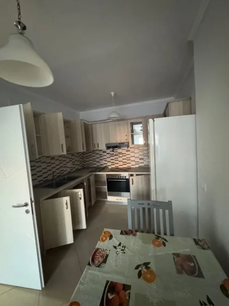 Tirane, jepet me qera apartament 2+1+Ballkon Kati 2, 96 m² 600 € (SELVIA)