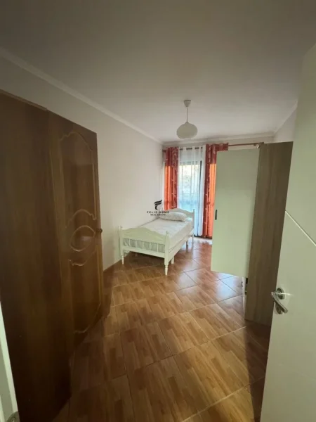 Tirane, jepet me qera apartament 2+1+Ballkon Kati 2, 96 m² 600 € (SELVIA)